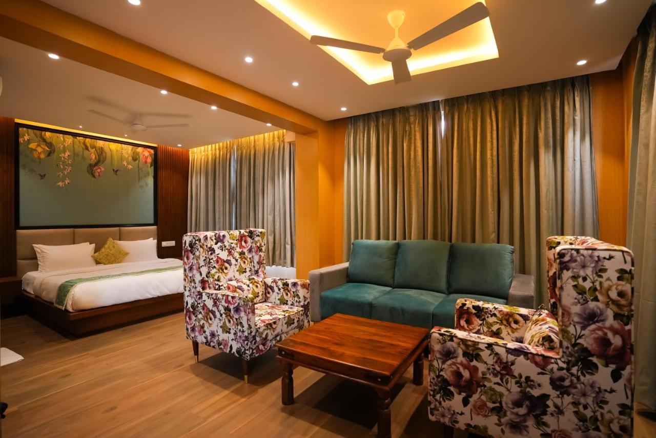 Hotel Sunrise Hospitality Vijayawāda Buitenkant foto