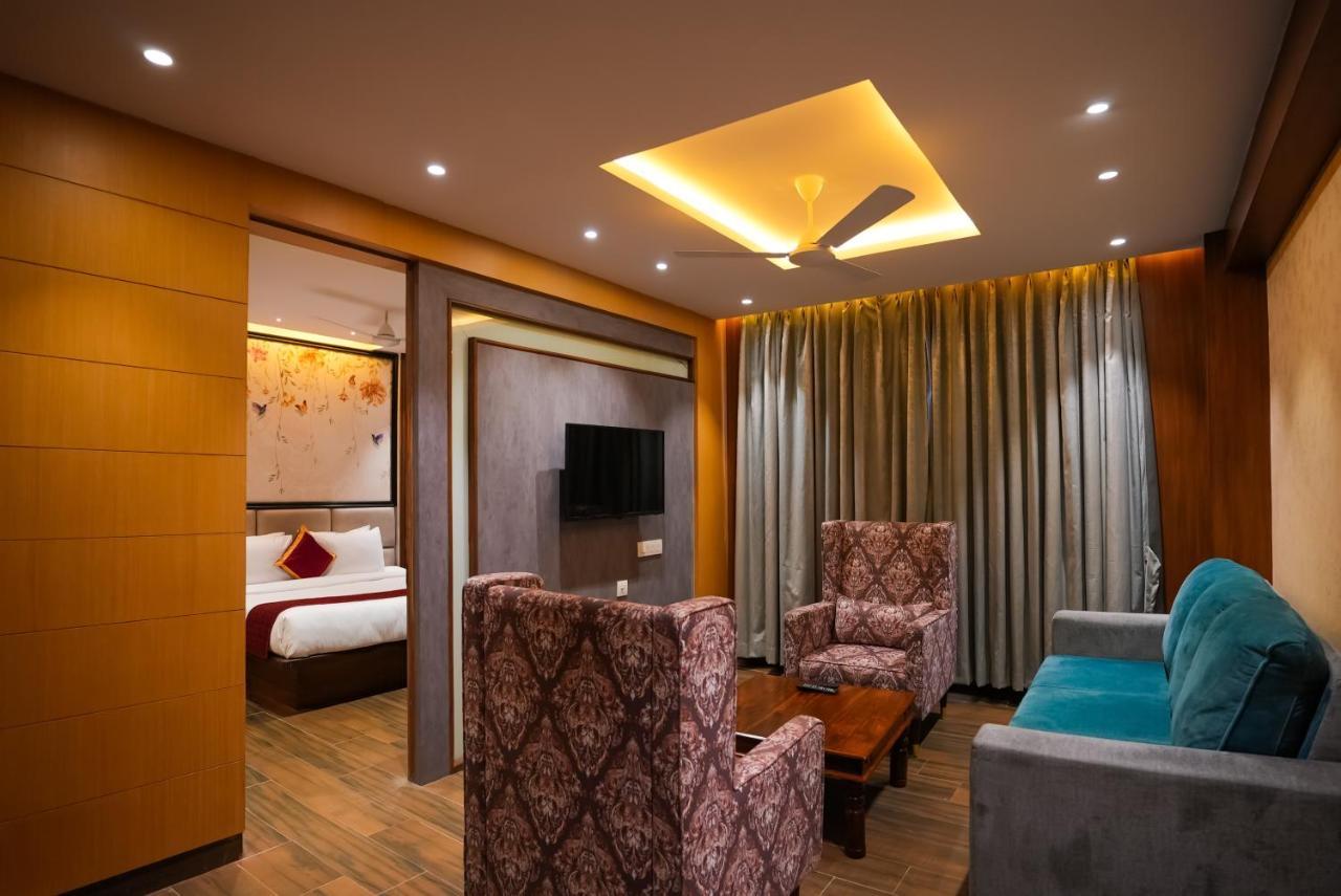 Hotel Sunrise Hospitality Vijayawāda Buitenkant foto