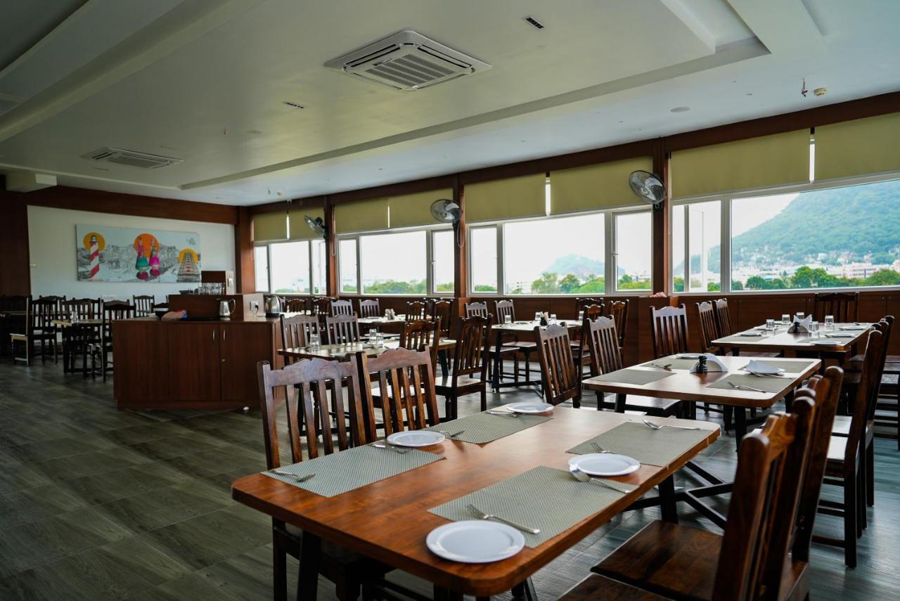 Hotel Sunrise Hospitality Vijayawāda Buitenkant foto