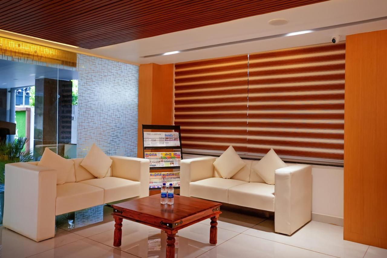 Hotel Sunrise Hospitality Vijayawāda Buitenkant foto